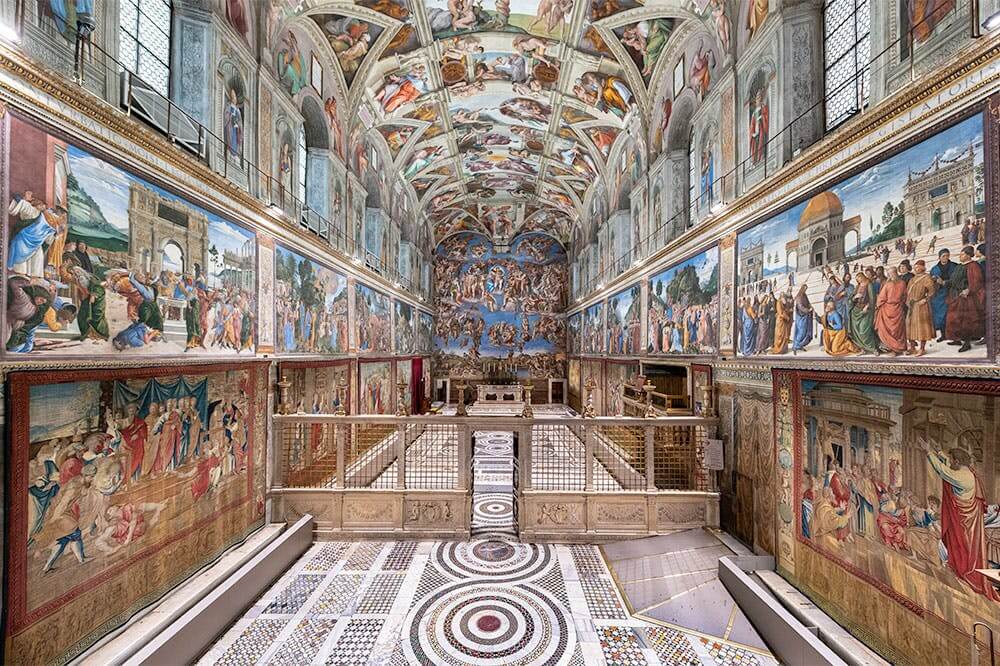 Interior di dalam gedung Sistine Chapel yang penuh dengan Raphael’s tapestries.